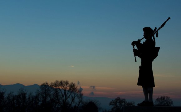 How to play the bagpipe