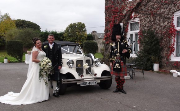 Piper with wedding Couple