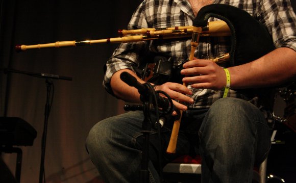 Bagpipes like instruments
