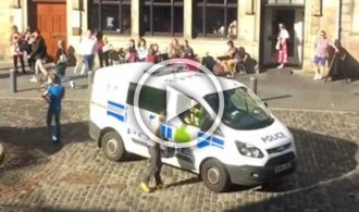 Teenage bagpipe player drowning out hate preacher in St Andrews