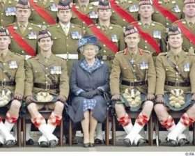 Photo: Queen and kilt-wearing soldiers