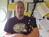 How to play the bagpipes?